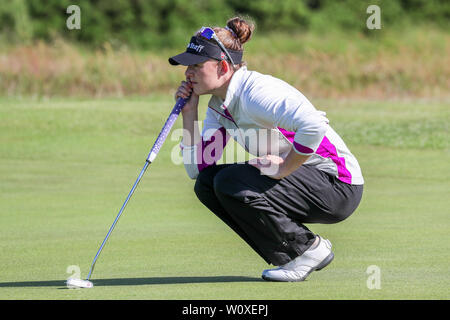 Troon, UK. 28 Juin, 2019. Une première journée de la Scottish Women's Golf Championship sur le soleil embrassé liens de Kilmarnock Barassie Golf Club plus de 60 concurrents de l'Écosse ont pris part à la Scottish Women's Amateur Championnats de Golf sous le contrôle de golf écossais. Connie Jaffrey représentant Carnoustie Golf Club Chers mise sur le premier Crédit : Findlay/Alamy Live News Banque D'Images