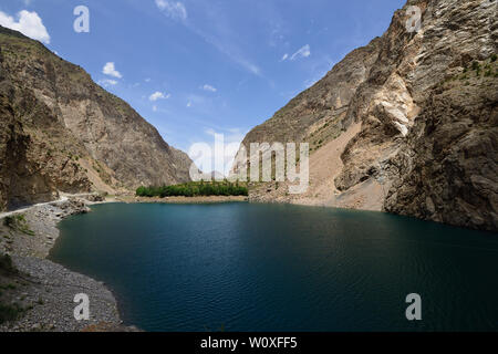 Montagnes du ventilateur au Tadjikistan sont l'un de l'Asie centrale est premier trekking destination. Le magnifique lac sept trek de Penjikent. Vue sur le lac nu Banque D'Images