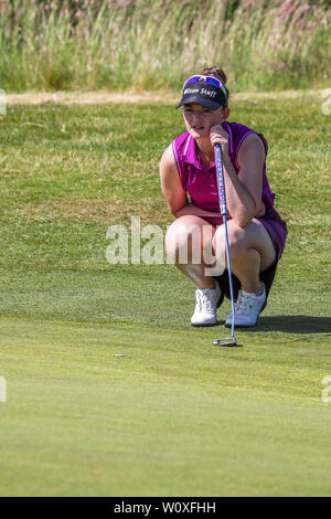 Troon, UK. 28 Juin, 2019. Une première journée de la Scottish Women's Golf Championship sur le soleil embrassé liens de Kilmarnock Barassie Golf Club plus de 60 concurrents de l'Écosse ont pris part à la Scottish Women's Amateur Championnats de Golf sous le contrôle de golf écossais. Connie Jaffrey représentant Carnoustie Golf Club Chers mise sur le troisième Crédit : Findlay/Alamy Live News Banque D'Images