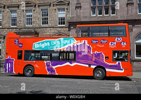 Edimbourg, Ecosse. 28 juin 2019. Les dernières guerres d'autobus entre les Premières des autobus et les bus Lothian. Lumineux premiers bus Bus Tours a dévoilé sa flotte de 14 ouvert double-deckers ils sont vus autour de la ville avant le lancement du nouveau service lundi 1er juillet 2019. Le nouveau service nuit à leurs rivaux adultes ticket en £4. Banque D'Images