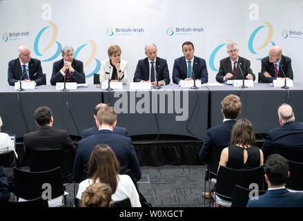 (De gauche à droite), Ministre en chef de l'île de Man Howard Quayle, Ministre en chef de Jersey le sénateur John Le Fondr ? ?, Premier Ministre de l'Écosse Nicola Sturgeon, Ministre de la Bureau du Cabinet David Lidington, Taoiseach Leo Varadkar MP, Premier Ministre du Pays de Galles Mark Drakeford et ministre principal de Guernesey Gavin St Pier au cours d'une conférence de presse à un British Irish Council (BIC) réunion au sommet à Manchester. Banque D'Images