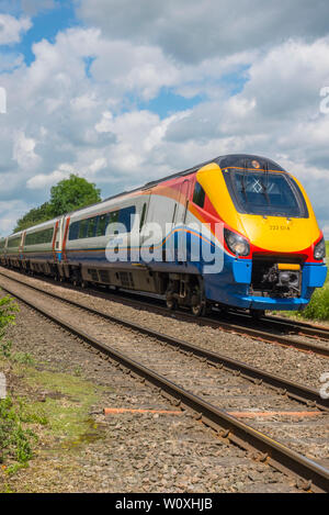 East Midlands diesel train voyageurs à grande vitesse en direction de service 222014 Londres St Pancras, passant Oakham, Rutland Angleterre. Banque D'Images