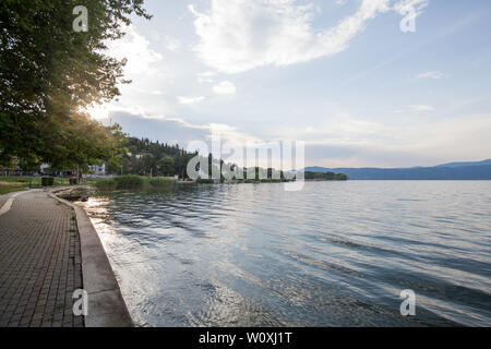 Rive du Lac Doiran en Macédoine du nord en été au coucher du soleil. Banque D'Images