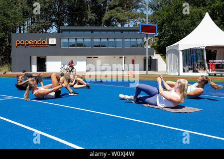 ARNHEM , 27-06-2019 , Formation , Centre Papendal étirement des athlètes pendant les 4 x 100 m relais formation de l'équipe Hollandaise Banque D'Images