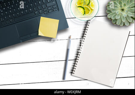 Vue de dessus de bureau avec un ordinateur portable, le bloc-notes, stylo et succulent plant Banque D'Images