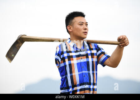 (190628) -- CHONGQING, 28 juin 2019 (Xinhua) -- Liu Yi travaille dans une plantation de poivre à base Village de Yulong Nanping Ville située dans le district Nanchuan, sud-ouest de la Chine, Chongqing, le 27 juin 2019. Malgré la perte de son bras droit dans un accident à l'âge de neuf ans, 44 ans, Liu Yi n'a jamais baissé la tête vers le destin. Après l'obtention du diplôme d'une école de formation professionnelle en 1994, il a essayé de nombreux emplois comme lave-vaisselle, fruits concessionnaire et mineur de charbon. Depuis 2010, il a décidé de démarrer sa propre entreprise à sa ville natale en organisant les villageois à planter des racines de bambou et d'élever des poulets. Ses efforts payés o Banque D'Images