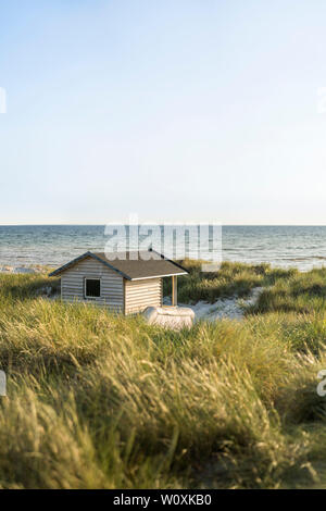 Cabane de plage et des dunes de sable à la plage avec la mer en arrière-plan à Skanor, Uppsala, Suède, Scandinavie Banque D'Images