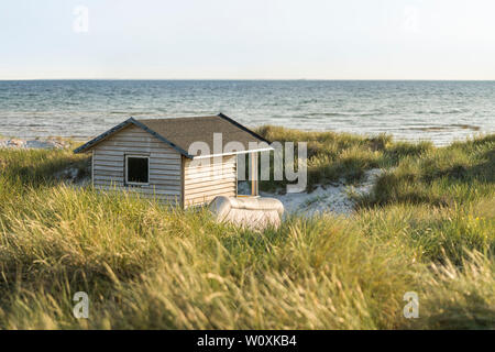 Cabane de plage et des dunes de sable à la plage avec la mer en arrière-plan à Skanor, Uppsala, Suède, Scandinavie Banque D'Images