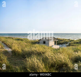 Cabane de plage et des dunes de sable à la plage avec la mer en arrière-plan à Skanor, Uppsala, Suède, Scandinavie Banque D'Images