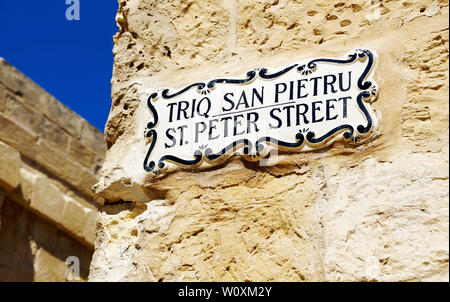Rue Saint Pierre signe sur mur à Mdina, Malte Banque D'Images