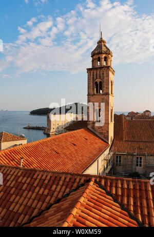 Monastère dominicain, vue sur le clocher depuis les remparts de la ville, Dubrovnik, Croatie Banque D'Images