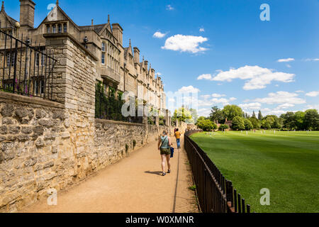 L'arrière de Merton College du soleil sous un ciel bleu avec des nuages blancs sur une belle journée d'été dans la célèbre ville universitaire d'Oxford. Banque D'Images