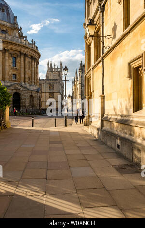 Une belle soirée d'été dans la célèbre ville universitaire d'Oxford. La vue au nord vers la Radcliffe Camera le long d'une rue calme Catte Banque D'Images