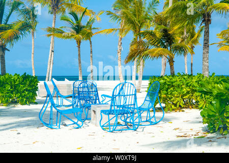 Chill zone salon avec une tente et un coin salon à l'hôtel de luxe sur la rive de l'Océan Indien, les Maldives Banque D'Images