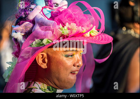 NEW YORK - 25 juin 2017 : un artiste transgenre faites glisser le port d'un chapeau rose flamboyant passe dans la Pride Parade annuelle à Greenwich Village. Banque D'Images