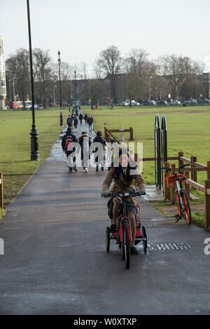 Les motocyclistes et les piétons traversent l'Œuvre de Parker dans le centre de Cambridge 2019 Banque D'Images