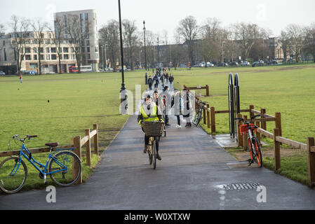 Les motocyclistes et les piétons traversent l'Œuvre de Parker dans le centre de Cambridge 2019 Banque D'Images