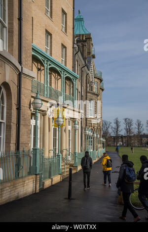 Le trafic de pied sur le bord de la pièce à l'extérieur de Perker Parker's Tavern dans le centre de Cambridge 2019 Banque D'Images