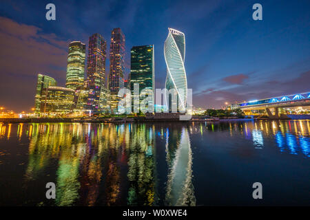Gratte-ciel de la ville de Moscou éclairé à la nuit Banque D'Images