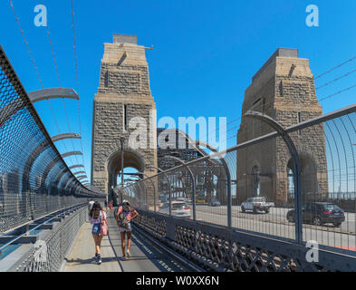 Passerelle piétonne entre le Pont du Port de Sydney, Sydney, Australie Banque D'Images