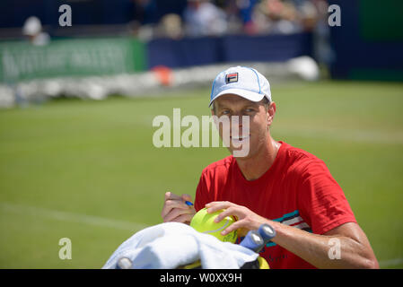 Sam Querrey (USA) Signes de balles de tennis géant pour les jeunes fans à s'entraîner avant son match de demi-finale, la Nature Valley International tennis dans le Devonshire Park. UK. 28 juin 2019. Banque D'Images