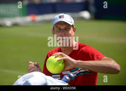 Sam Querrey (USA) Signes de balles de tennis géant pour les jeunes fans à s'entraîner avant son match de demi-finale, la Nature Valley International tennis dans le Devonshire Park. UK. 28 juin 2019. Banque D'Images