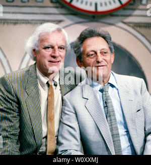 Dalli Dalli, Fernsehshow mit Hans Rosenthal Sendung vom 05.09.1985, Deutschland, contributeurs : (v.l.) Schnellzeichner Oskar (Hans Bierbrauer), Modérateur und Entertainer Hans Rosenthal. Dalli Dalli, television show avec Hans Rosenthal diffusion à partir de 05.09.1985, l'Allemagne, les contributeurs : (f.l.) Rapporteur pour avis rapide Oskar (Hans Bierbrauer), présentateur et animateur Hans Rosenthal Banque D'Images