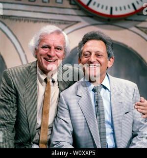 Dalli Dalli, Fernsehshow mit Hans Rosenthal Sendung vom 05.09.1985, Deutschland, contributeurs : (v.l.) Schnellzeichner Oskar (Hans Bierbrauer), Modérateur und Entertainer Hans Rosenthal. Dalli Dalli, television show avec Hans Rosenthal diffusion à partir de 05.09.1985, l'Allemagne, les contributeurs : (f.l.) Rapporteur pour avis rapide Oskar (Hans Bierbrauer), présentateur et animateur Hans Rosenthal Banque D'Images