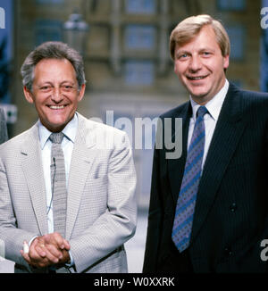 Dalli Dalli, Fernsehshow mit Hans Rosenthal Sendung vom 05.09.1985, Deutschland, (v.l.) Modérateur und Entertainer Hans Rosenthal, Politiker Eberhard Diepgen. Dalli Dalli, television show avec Hans Rosenthal diffusion à partir de 05.09.1985, l'Allemagne, (de gauche) Présentateur et animateur Hans Rosenthal Eberhard Diepgen, homme politique Banque D'Images