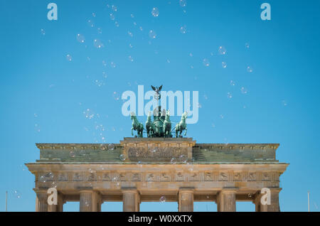 Porte de Brandebourg / Brandenburger Tor sur jour ensoleillé, ciel bleu et des bulles de savon - Banque D'Images