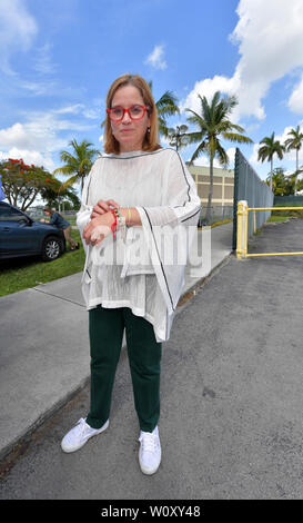 HOMESTEAD, Floride - le 27 juin : Maire de San Juan Yulín Carmen Cruz regarde dans l'installation de l'exploitation d'enfants migrants en face d'un centre de détention. Le très controversé centre de détention à but lucratif détient environ 2 300 enfants âgés de 13 à 17, qui ont été placés sous la garde du ministère de la Santé et des Services après avoir été détenu à la frontière le 27 juin 2019.Le 26 juin 2019 à Homestead en Floride Personnes : Maire de San Juan Yulín Carmen Cruz Banque D'Images