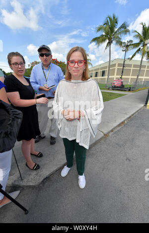 HOMESTEAD, Floride - le 27 juin : Maire de San Juan Yulín Carmen Cruz regarde dans l'installation de l'exploitation d'enfants migrants en face d'un centre de détention. Le très controversé centre de détention à but lucratif détient environ 2 300 enfants âgés de 13 à 17, qui ont été placés sous la garde du ministère de la Santé et des Services après avoir été détenu à la frontière le 27 juin 2019.Le 26 juin 2019 à Homestead en Floride Personnes : Maire de San Juan Yulín Carmen Cruz Banque D'Images