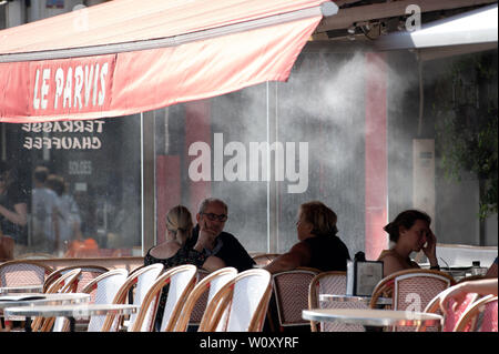 Paris, France. 27 Juin, 2019. Les gens à rester sous l'eau pulvérisée dans un café bar à Paris, France, le 27 juin 2019. Le centre météorologique national, Meteo France, le jeudi a averti de "pic de chaleur exceptionnelle" le 28 juin, en plaçant 4 régions du sud sur l'alerte rouge, l'alerte maximale sur le système à l'échelle 4, et exhorte les résidents à être extrêmement vigilants. Alors que 76 autres régions, sauf la Bretagne, dans le nord-ouest de la France, restent sur alerte orange jusqu'à la semaine prochaine. Crédit : Jack Chan/Xinhua/Alamy Live News Banque D'Images