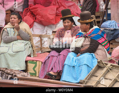 Cholitas traditionnels de socialisation, La Paz, Bolivie Banque D'Images