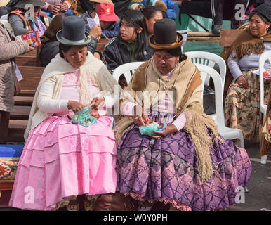 Cholitas traditionnels de socialisation, La Paz, Bolivie Banque D'Images