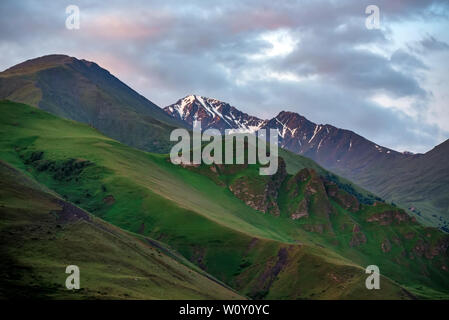 Voir de belles montagnes dans le nord du Caucase avec ciel nuageux Banque D'Images