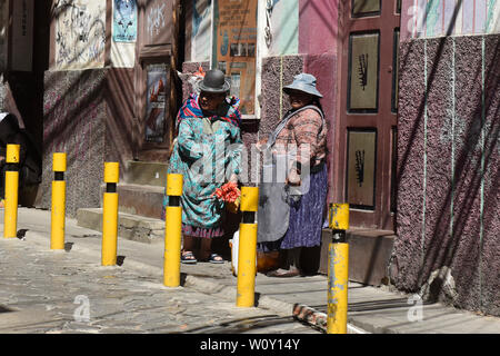 Cholitas traditionnels de socialisation, La Paz, Bolivie Banque D'Images