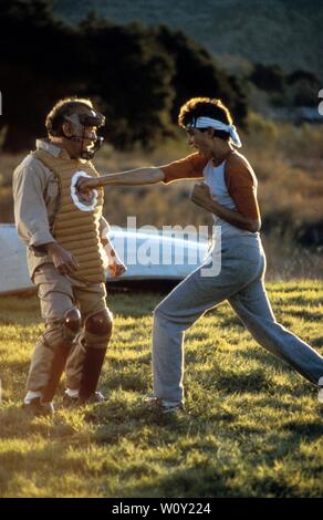 RALPH MACCHIO et Pat Morita dans le Karaté Kid (1984). Credit : Columbia Pictures / Album Banque D'Images