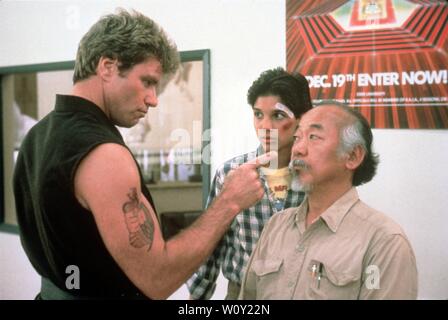 PAT MORITA , RALPH MACCHIO et MARTIN KOVE dans Karaté Kid (1984). Credit : Columbia Pictures / Album Banque D'Images