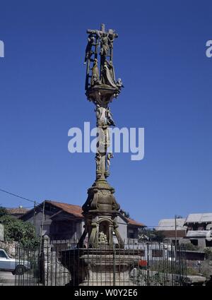 Sur l'extérieur CRUCEIRO EN EL ATRIO CON LA ESCENA DEL DESCENDIMIENTO- S XIX. Auteur : CERVIÑO JOSE. Lieu : ST ANDREW'S CHURCH. HIO. Pontevedra. L'ESPAGNE. Banque D'Images