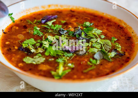 Soupe Kharcho géorgienne traditionnelle de verdure dans la plaque fermer Banque D'Images