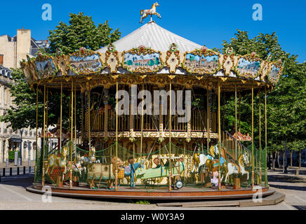 Vide et fermé Merry-Go-Round ride au soleil de Bordeaux, Gironde, France. Banque D'Images