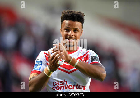 St Helens' Regan Grace applaudit les fans après le coup de sifflet final Banque D'Images