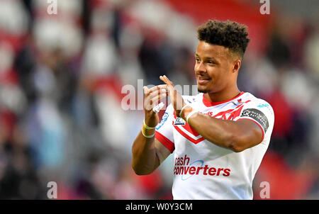 St Helens' Regan Grace applaudit les fans après le coup de sifflet final Banque D'Images