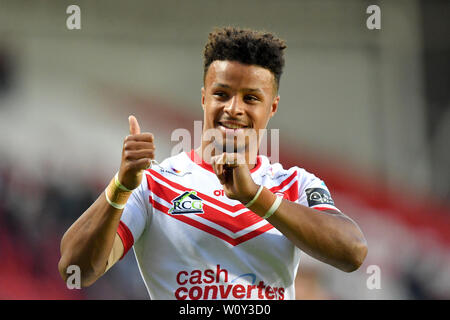 St Helens' Regan Grace applaudit les fans après le coup de sifflet final Banque D'Images