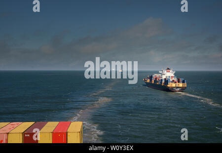 Rio de la Plata, Argentine - le 31 janvier 2014 : les navires de naviguer sur le rio de la plata le trafic entrant et sortant vers/depuis le port de Buenos Aires Banque D'Images