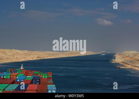 Canal de Suez, Egypte - 2015.01.06 -- porte-conteneurs passant le cnal suez au nord vers km 77 Banque D'Images