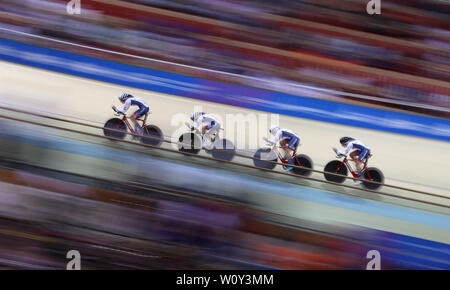 La Grande-Bretagne (gauche-droite) Josie Chevalier, Megan Barker, Jenny Holl et Jessica Roberts sur leur façon de prendre la médaille d'argent à la poursuite féminine au vélodrome de Minsk, au cours de la huitième journée de l'European Games 2019 à Minsk. Banque D'Images