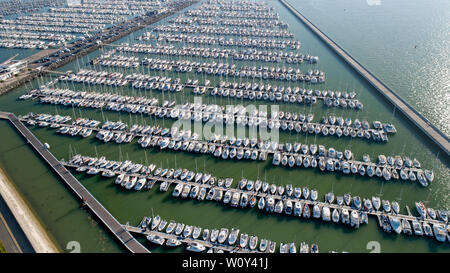 Photo aérienne de bateaux dans le port des Minimes, La Rochelle, France Banque D'Images