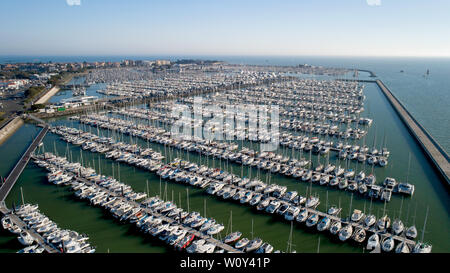 Photo aérienne de bateaux dans le port des Minimes, La Rochelle, France Banque D'Images